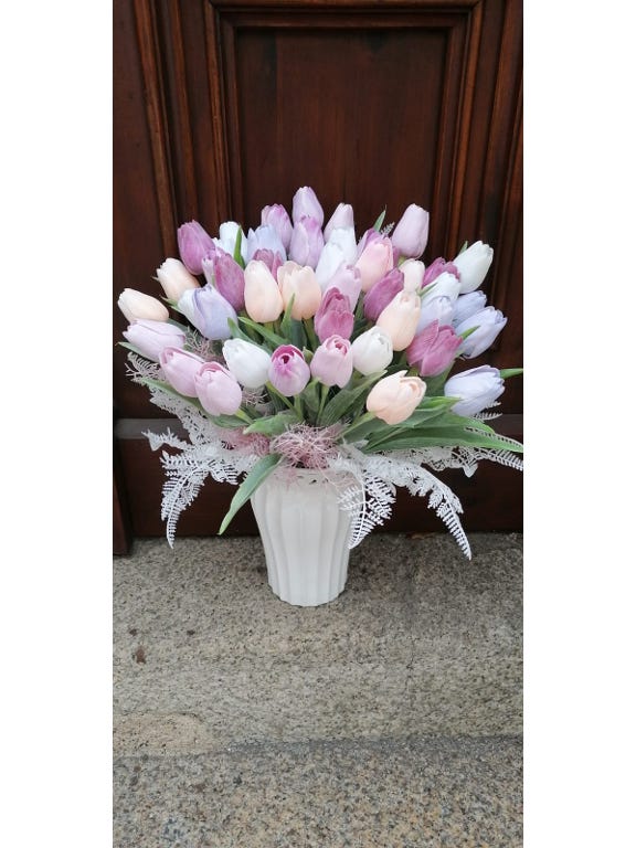 - 1 -<br />Kytice umělách tulipánů v keramické váze