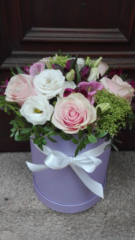 - 18 -<br />Velký fialový box plný růží, alstromerií a eustomy